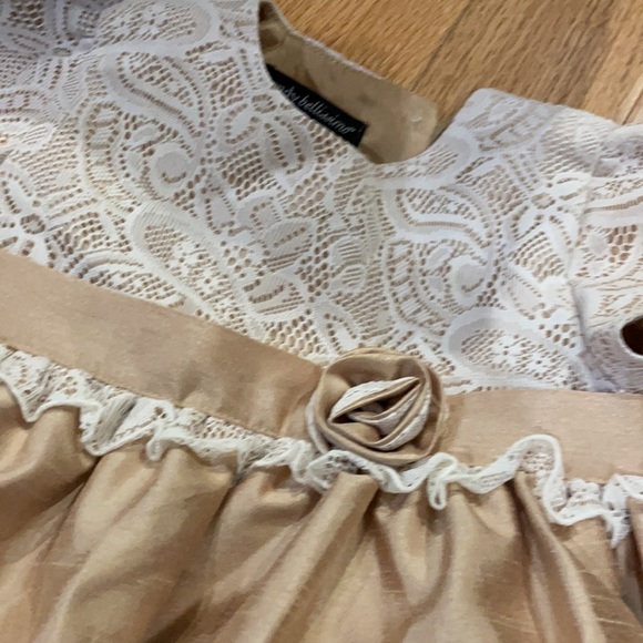 Beautiful girls gold dress 24 months - Picture 2 of 5